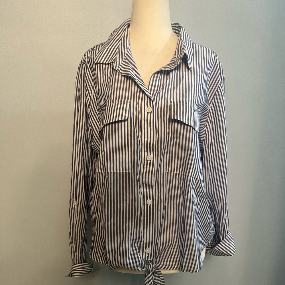 Beachlunchlounge Womans Blue/White Striped Top w/ Two Breast Pockets!!